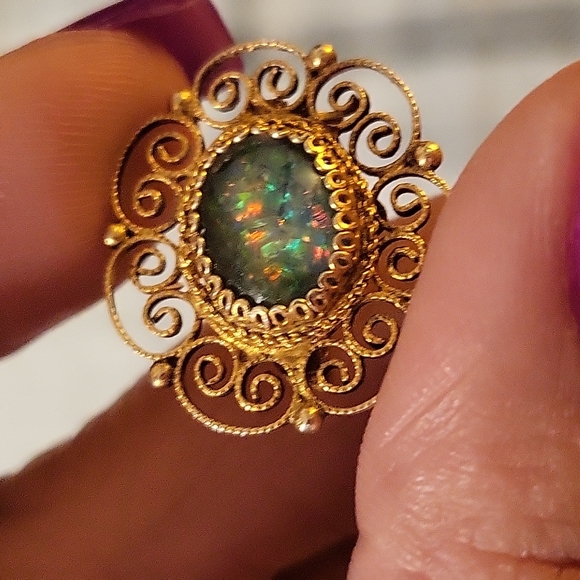 Jewelry - Gold brooch